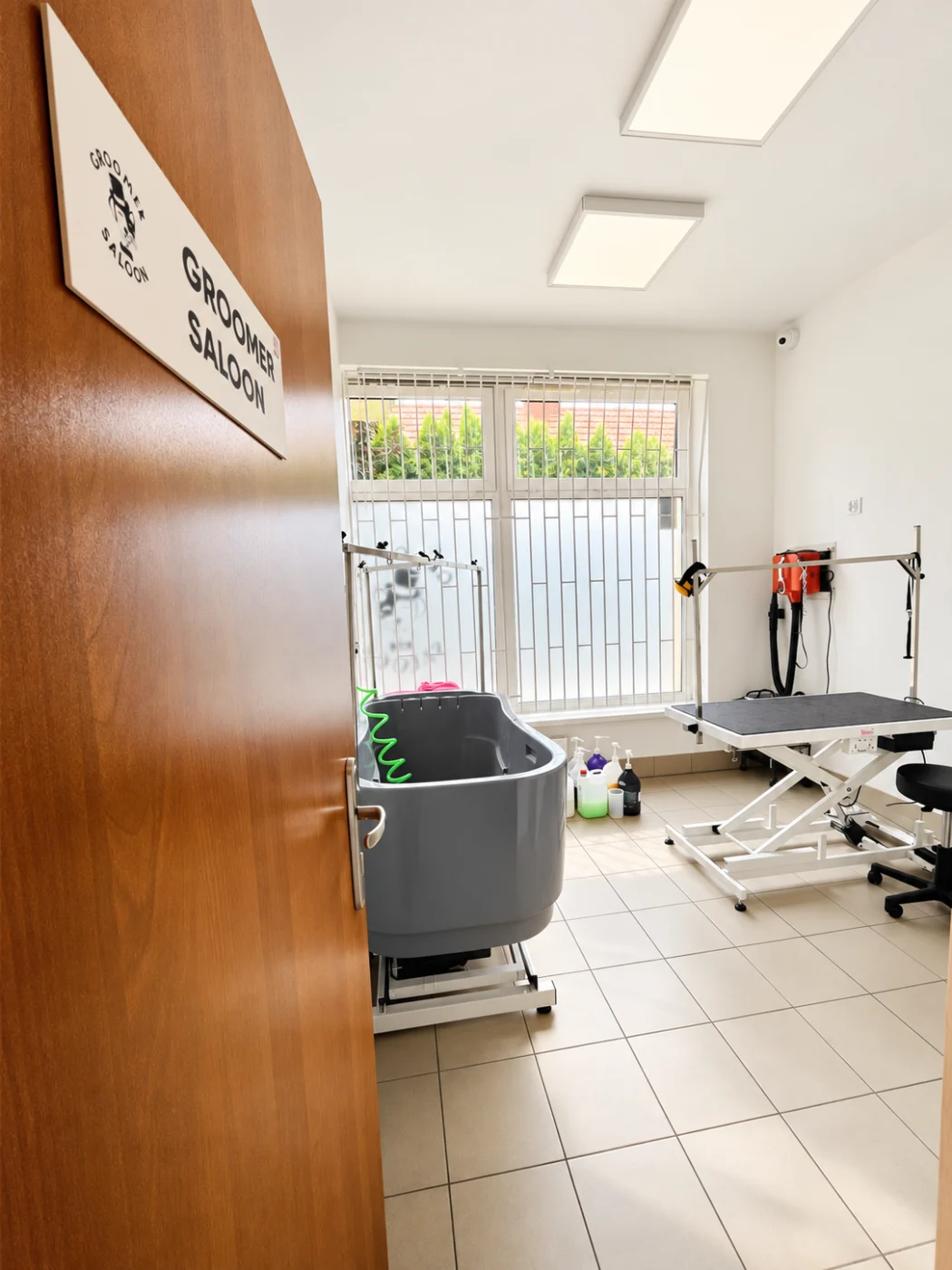 Wnętrze Groomer Saloon, wanna i stół do pielęgnacji